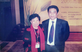 在世界杰出華商交流活動中，世界杰出華商協會執行主席盧俊卿與劉慕玲董事長合影留念。